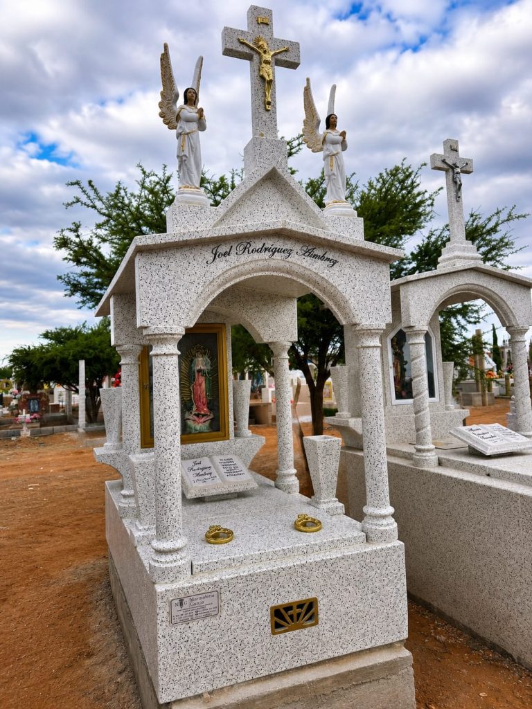 Monumento funerario en mármol personalizado de Marmolería García — Guadalupe, Zacatecas